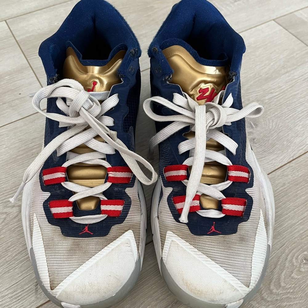 Jordan Zion 1 boys size 5.5 Basketball sneaker